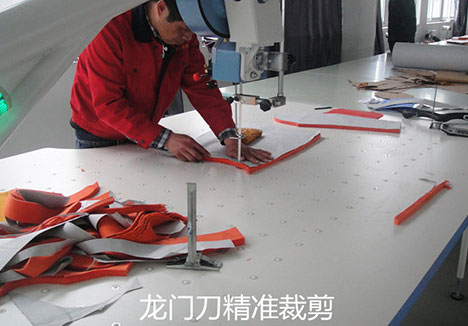 龙门刀精准裁剪——广州双面毛呢大衣加工厂